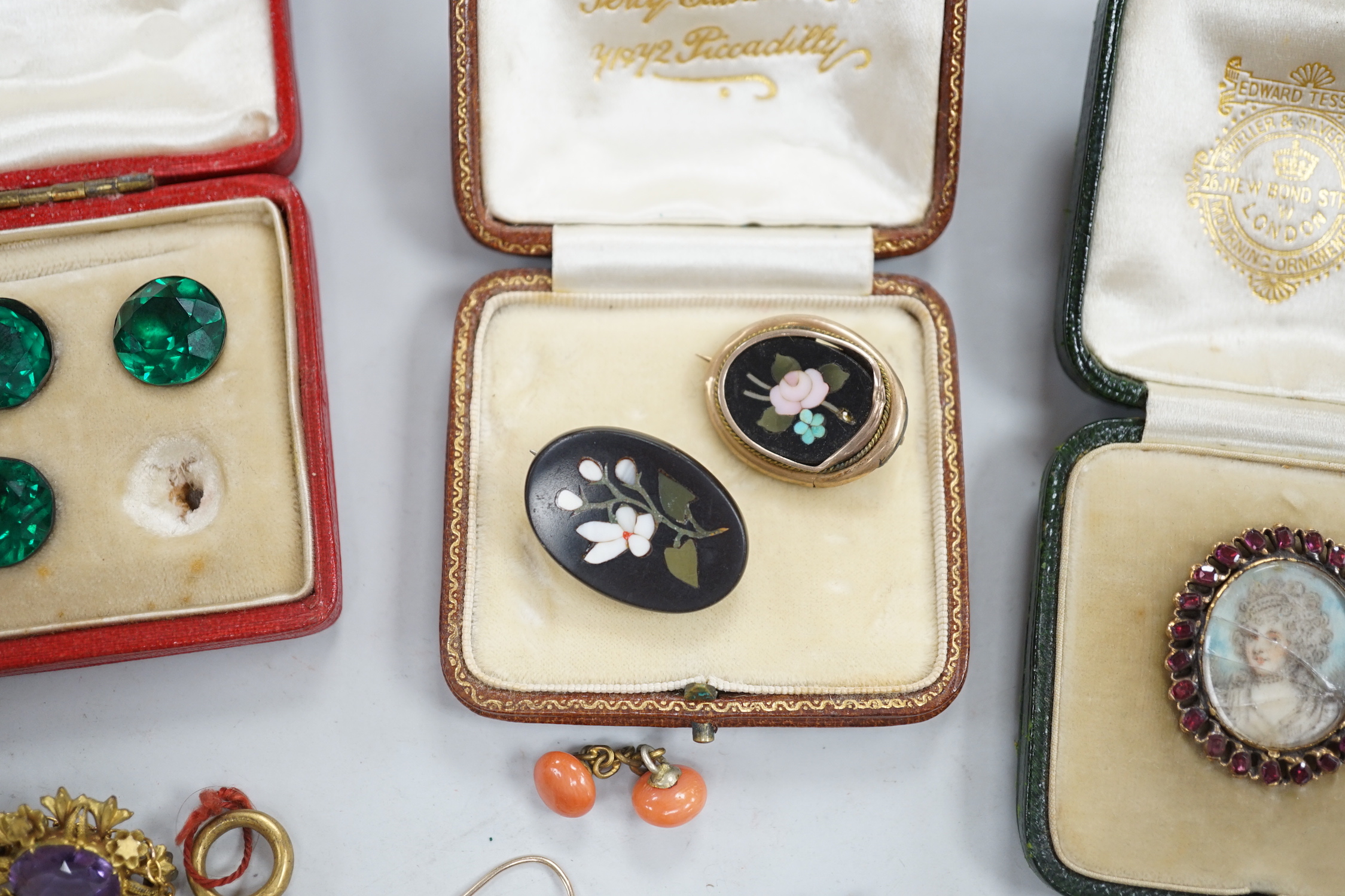 Sundry jewellery including Victorian garnet set portrait brooch, etc.